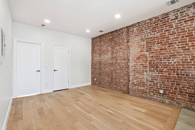 Building Photo - 233 1/2 Summit Ave