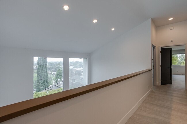 Building Photo - 11354 Sunshine Terrace
