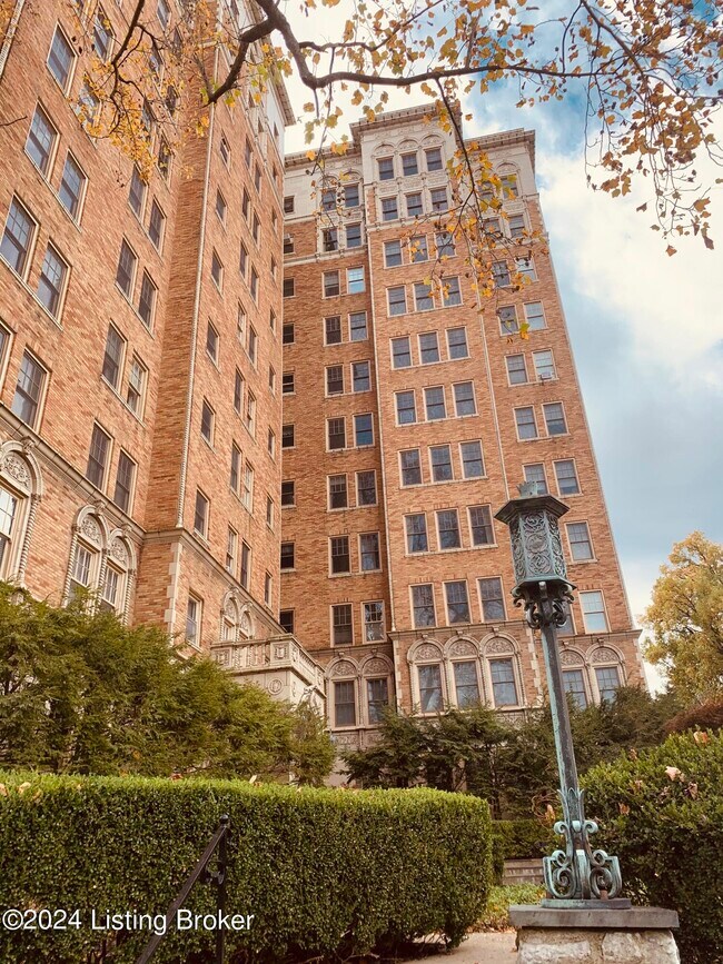 Building Photo - 2140 Bonnycastle Ave