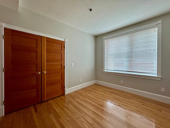 Building Photo - 1 Bed / 1 Bath 1st Floor Unit  (Downtown, ...