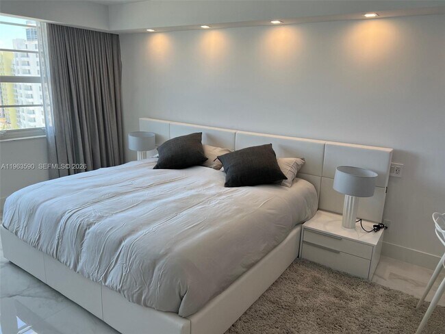 Building Photo - 100 Lincoln Rd