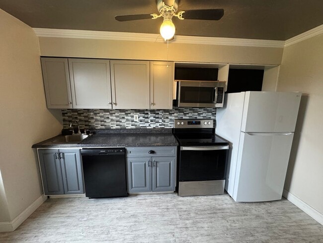 Building Photo - Beautiful 2-Bedroom 2-Bathroom 1st Floor Gold Coast Condo