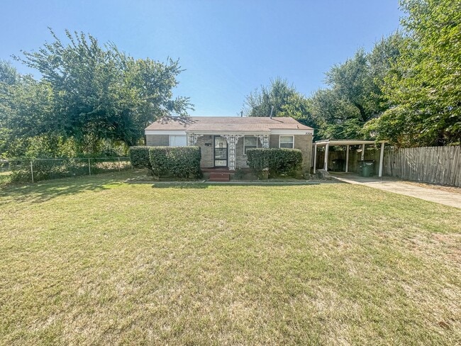 Building Photo - Updated 2 Bed Home with Garage, Huge Yard & Storage in Del City