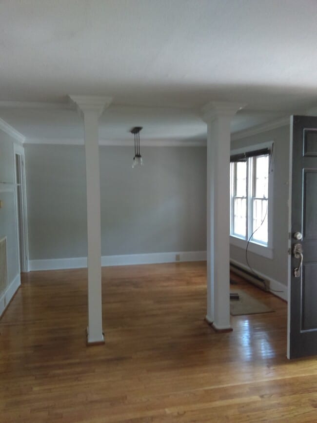 Building Photo - Spacious Two Story Home