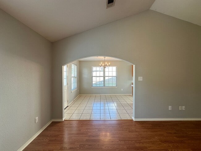 Building Photo - 609 Apple Valley Dr