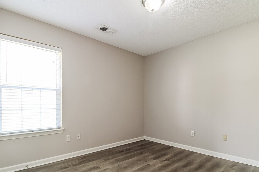 Building Photo - 70 Oakland Woods Cove