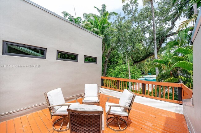 Building Photo - 3400 Poinciana Ave
