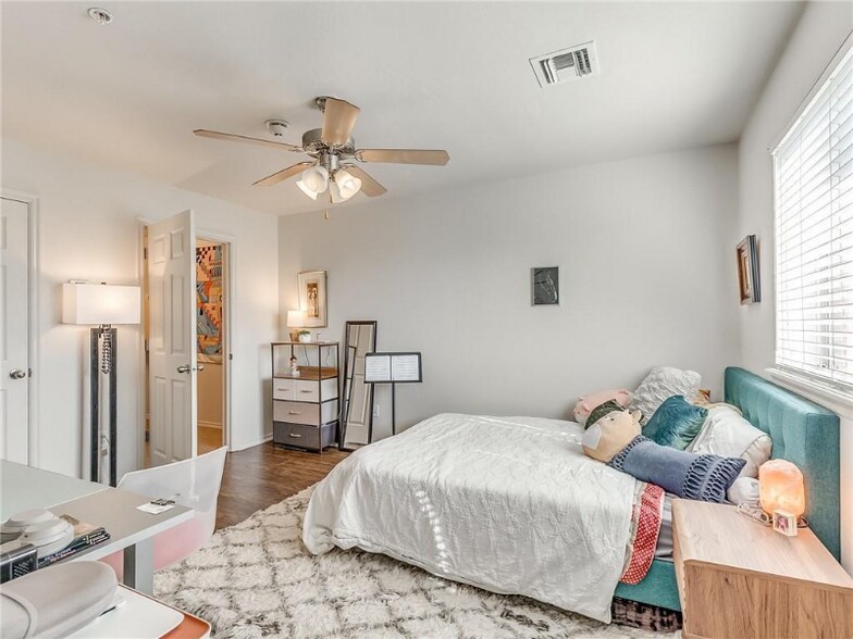 Building Photo - 1320 12th Ave SE