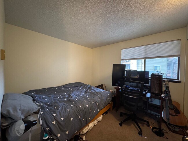 Building Photo - 2 Bedroom 1.5 Bath Townhouse near WWU and Fairhaven w/ Attached Garage