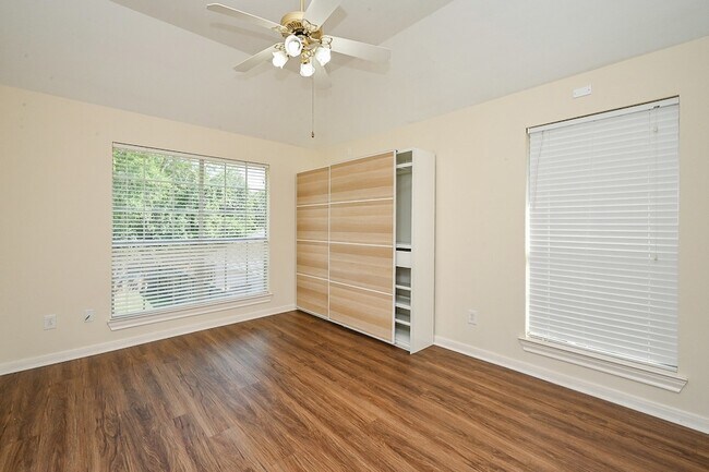 Building Photo - 1547 Lakeside Enclave Dr