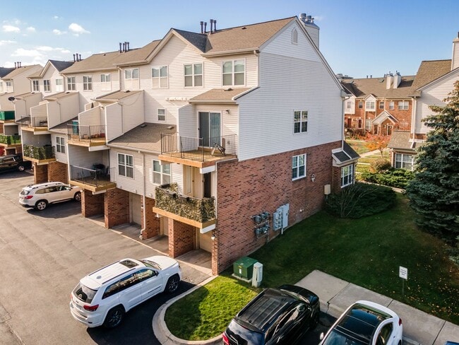 Building Photo - $1975 - Beautiful 2 Bedroom Condo with 2 bathrooms