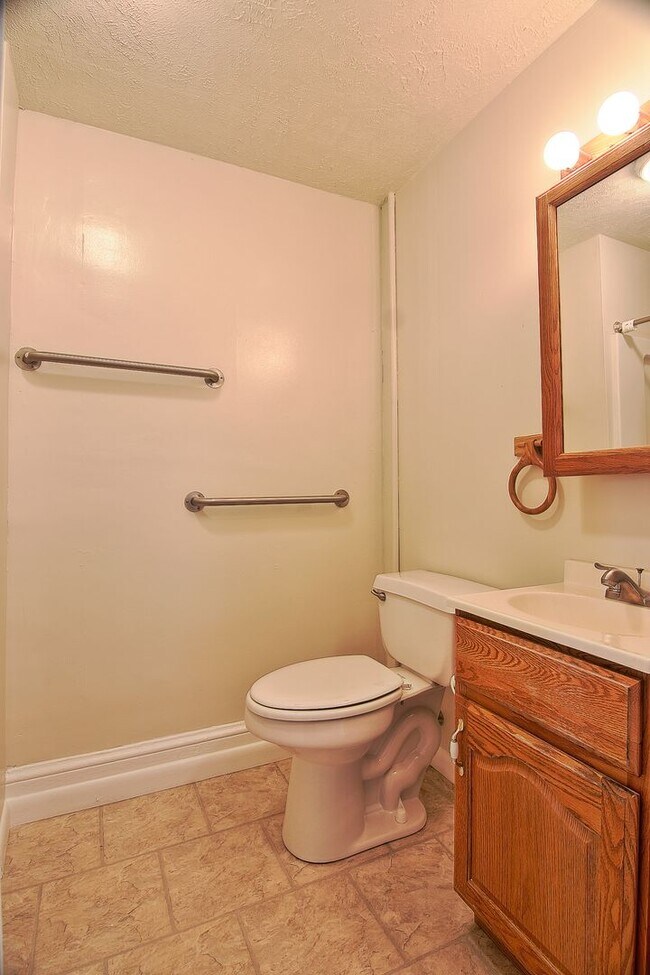 Building Photo - Spacious 4/5 Bedroom Home for Rent - Available Now!