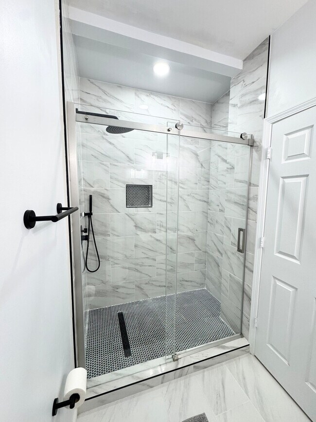 Building Photo - 6066 Barker Landing NE