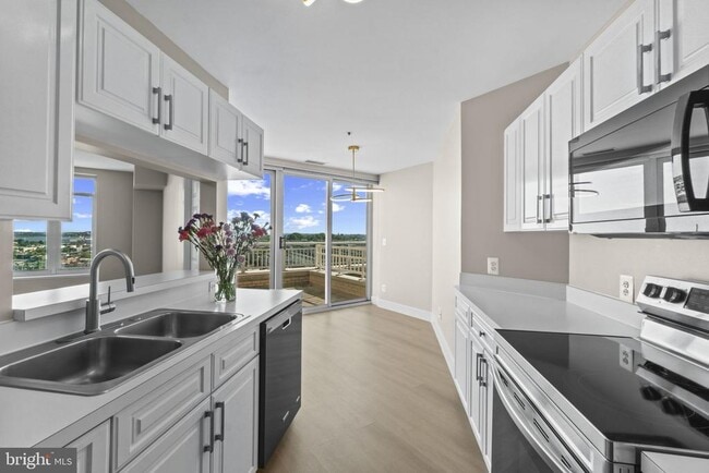 Building Photo - 100 Harborview Dr
