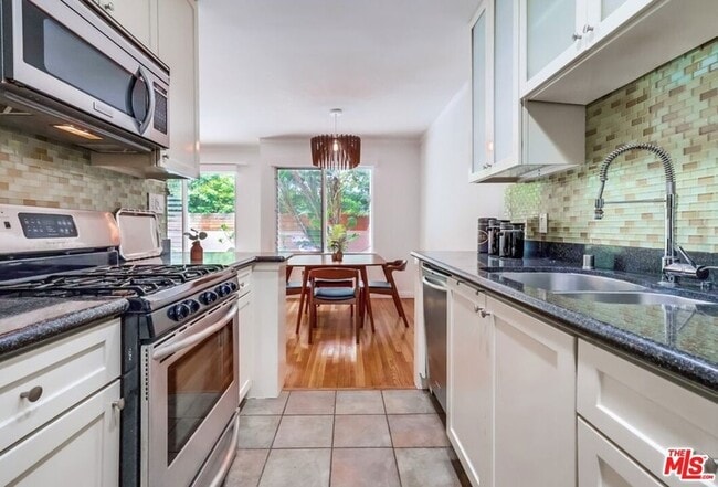 Building Photo - 1275 Havenhurst Dr