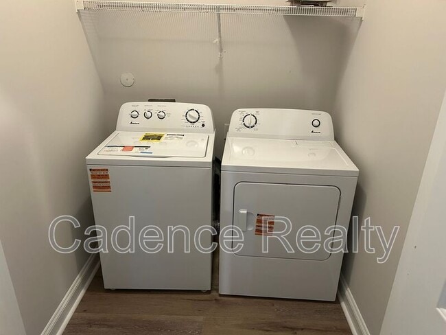 Building Photo - 4904 Maple Ave