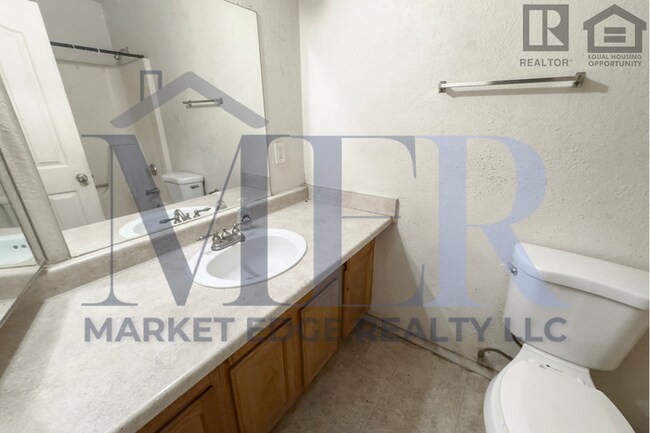 Building Photo - 2Bed/1.5Bath Ground Floor Townhouse at Glendale Ave/27th Ave! Ready for Immediate Move-In! -- GAR...