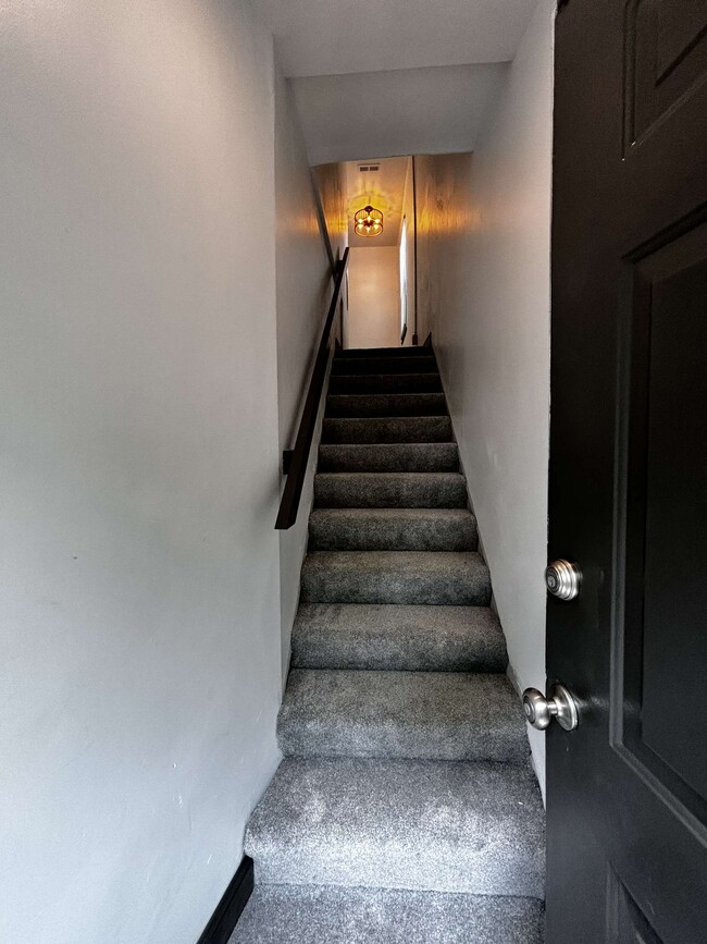 Building Photo - 2123 Monmouth St