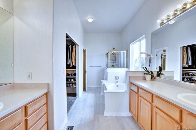 Building Photo - Elegant 4-Bedroom, 3 bathroom Home with Fi...