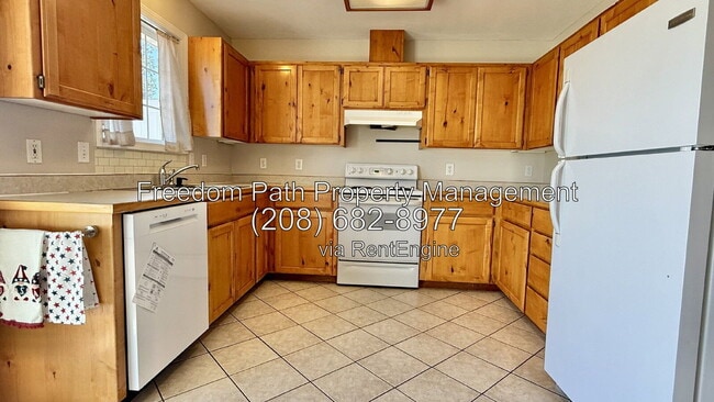 Building Photo - 13904 Cassia St