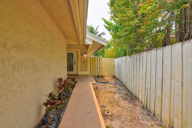 Building Photo - 7813 Kenway Pl W