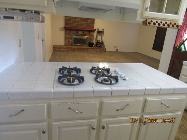 Building Photo - 3 bedroom 2 bathroom 2 car garage