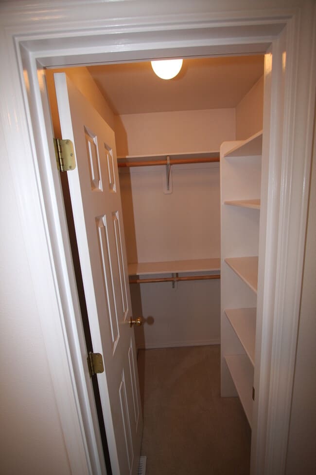 Building Photo - 4 Bedroom Eagle River Home!