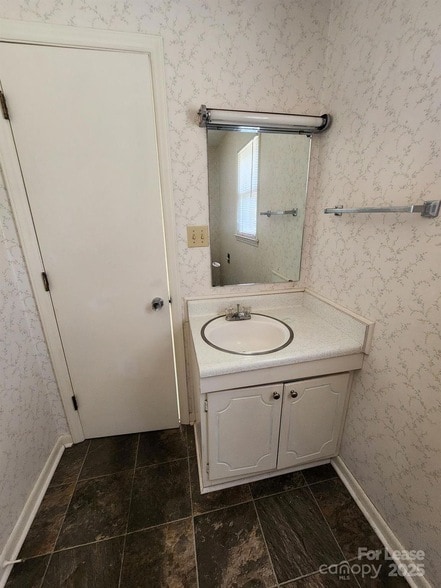 Building Photo - 208 Cliffside Dr
