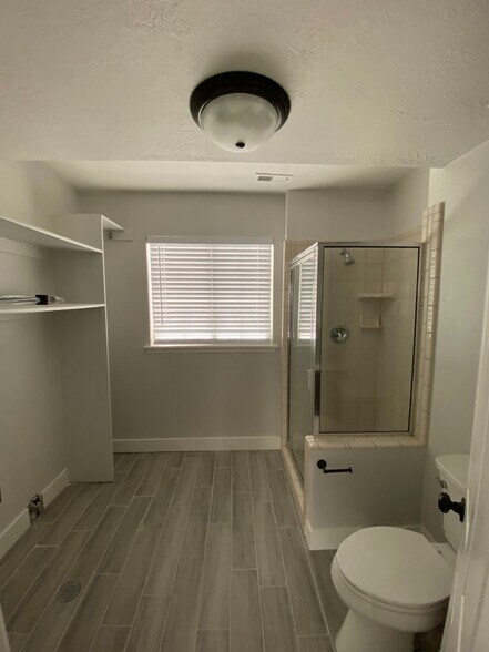 Building Photo - 586 E 150 S
