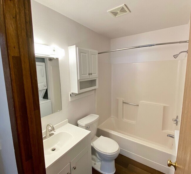 Building Photo - Aplin Duplex (4025/4027)