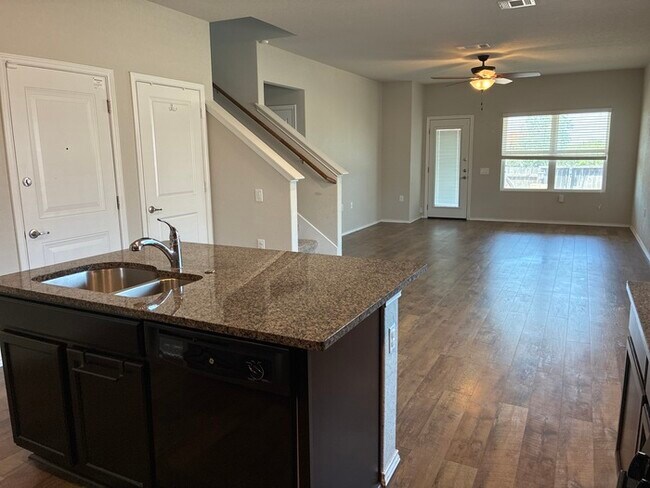 Building Photo - Charming 4 beds 2.5 baths in San Antonio!