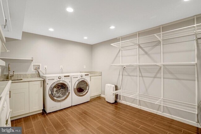 Building Photo - 6510 Carriage Dr