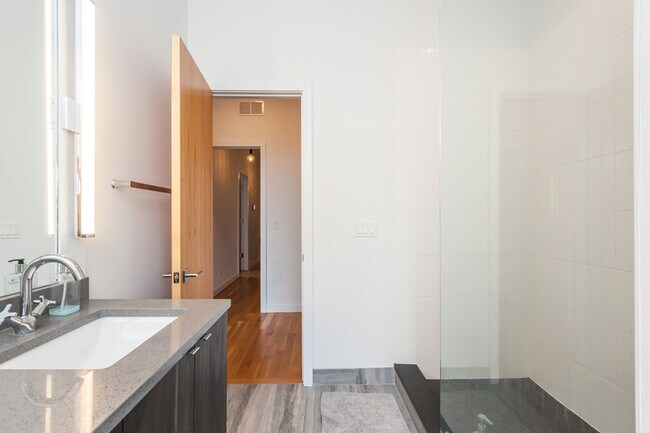 Building Photo - 1637 W Grand Ave