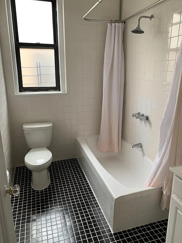 Building Photo - 220 W 98th St