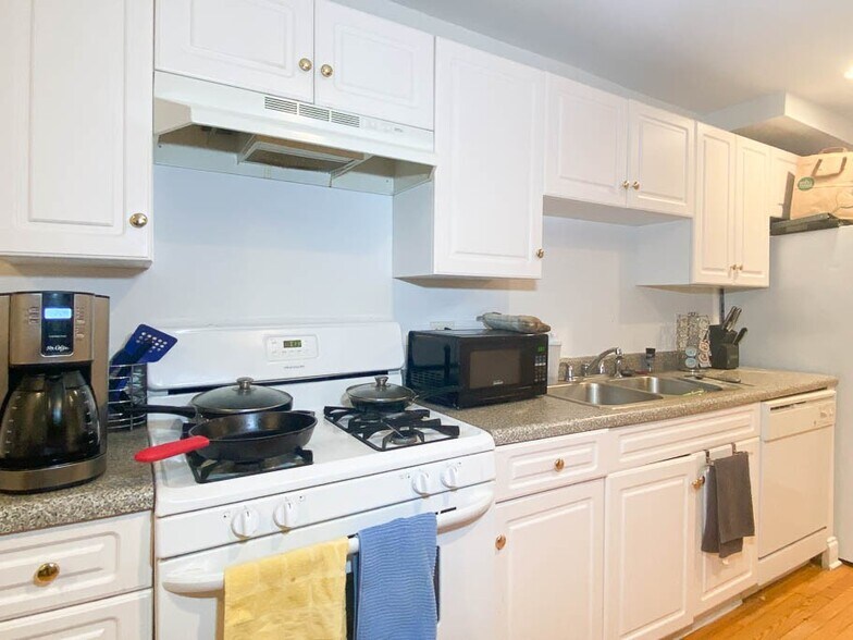 Building Photo - 922 W Addison St