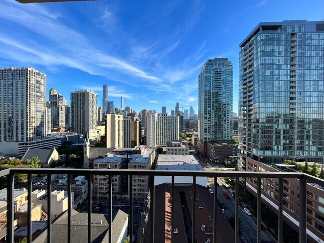 Building Photo - 1212N N La Salle Dr