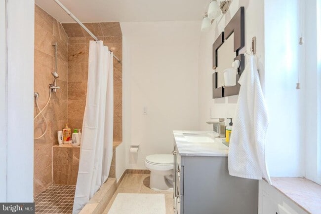 Building Photo - 128 Henley Rd