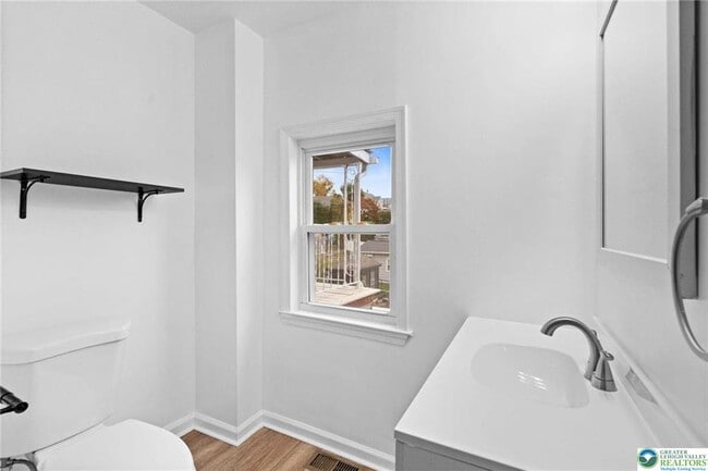 Building Photo - 921 Ridge St