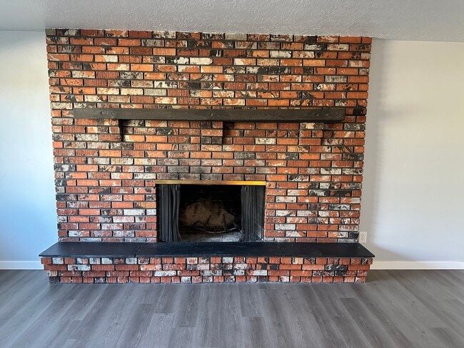 Building Photo - Updated 2-Bedroom 1 Bathroom Near Whitewat...