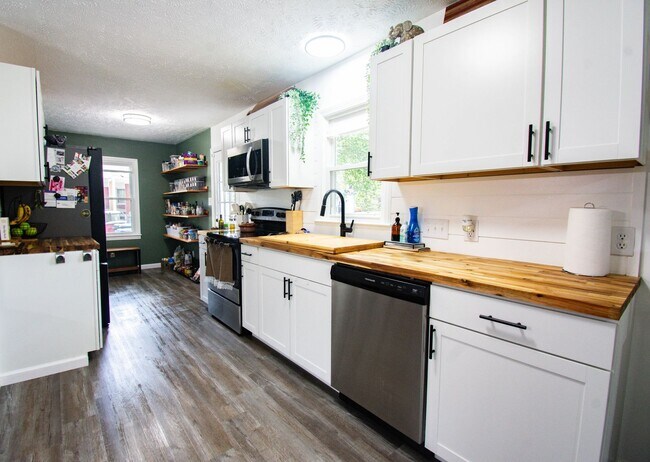 Building Photo - Coming Soon! 4 Bedroom 2 Bathroom Home: Pets Okay!