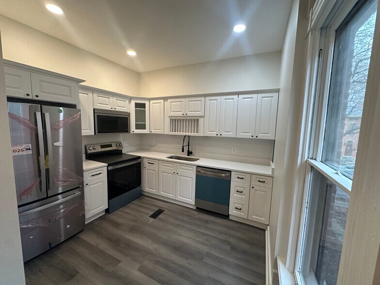 Building Photo - 81 Warren St