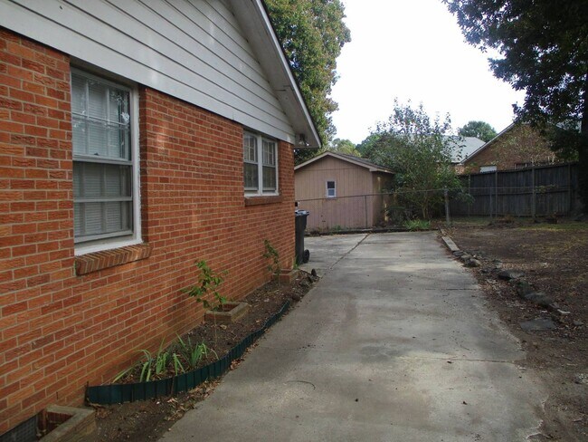 Building Photo - 1148 Ebinport Rd