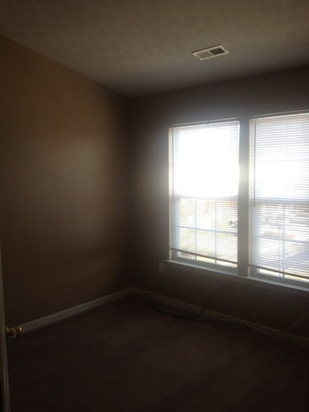 Building Photo - 328 Kestrel Dr
