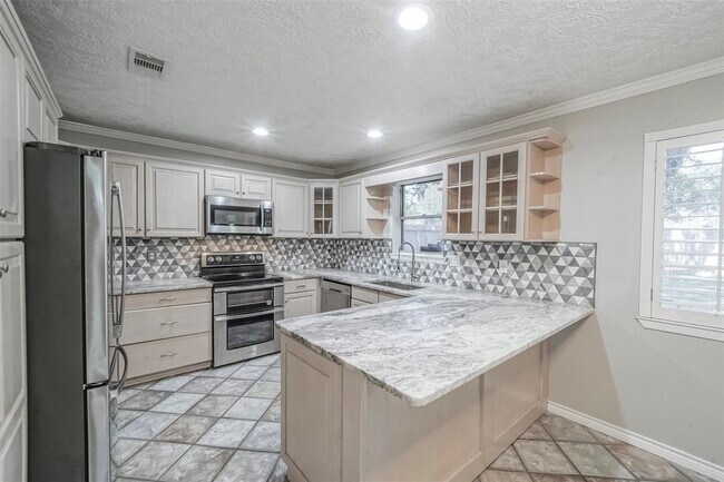 Building Photo - 215 Maple Leaf Dr