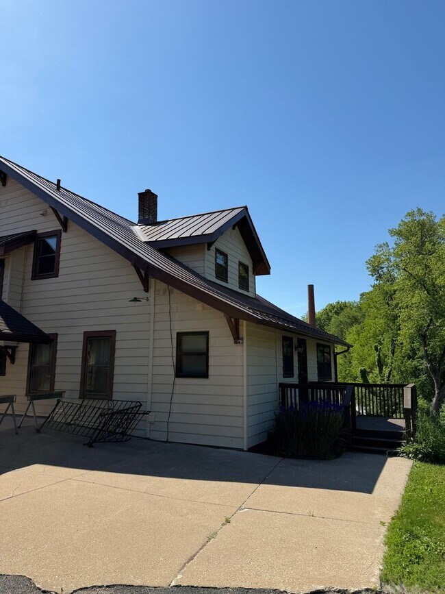 Building Photo - 5- Bedroom House for Rent in Chaseburg