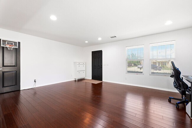 Building Photo - 4 bedrooms / 3 bathroom OPEN floor plan HOUSE for rent in LANCASTER