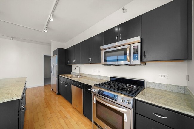 Building Photo - 860 W Blackhawk St