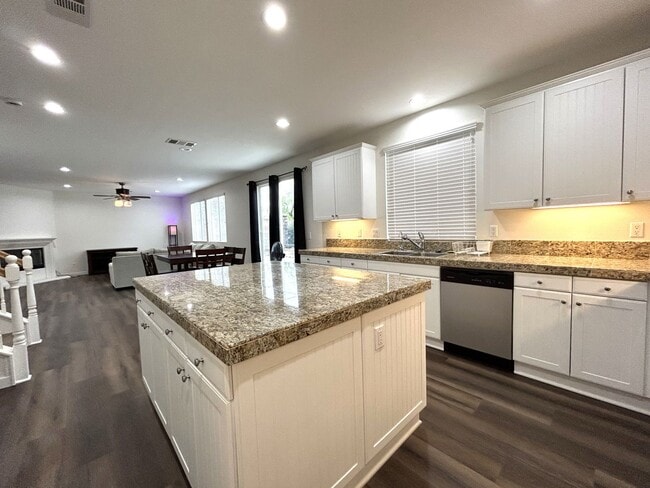 Building Photo - AVAILABLE NOW!! Fully Furnished 5 Bedroom 2.5 Bathroom Two Story Home in Beaumont!!