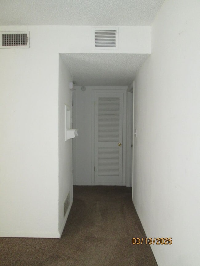 Building Photo - HOUSE -- 3 bedrooms, 1 bathroom