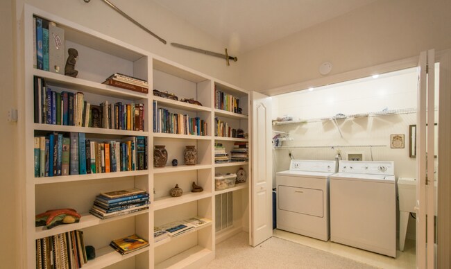 Building Photo - 4 Bedroom 3 Bathroom Home Furnished home